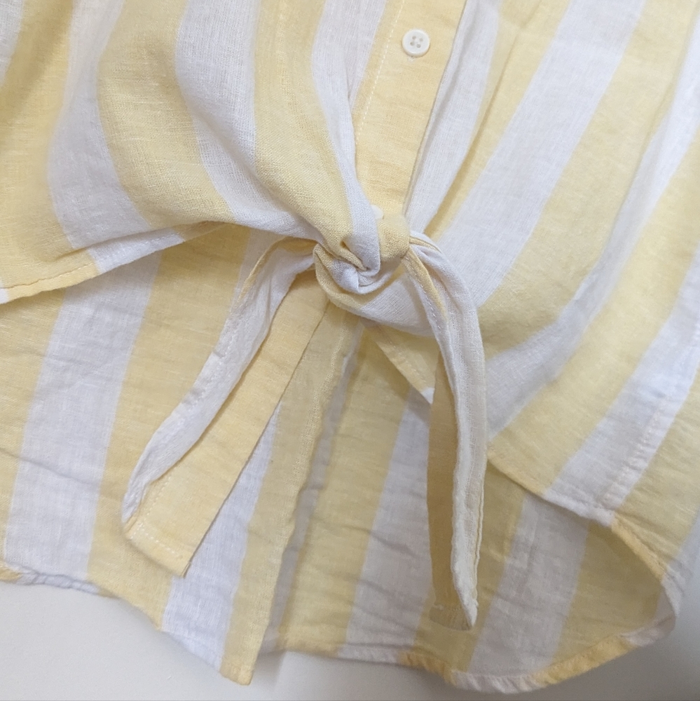 beachlunchlounge | Collection | Linen Tie Front Sleeveless Top - Picture 3 of 9